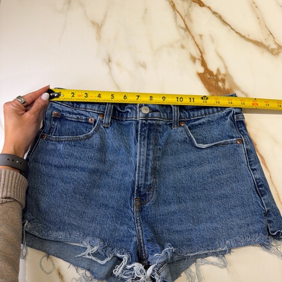 Abercrombie & Fitch “The mom short” high rise - Picture 3 of 5